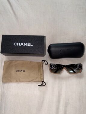 AUTHENTIC VINTAGE CHANEL Crystal sunglasses Black/Beige Baguette
